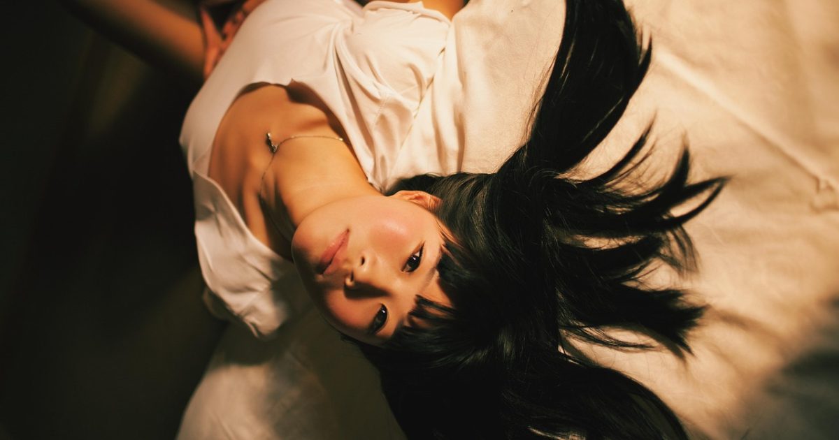 深夜房间里年轻人躺在床上举着手机与ai聊骚角色进行角色扮演对话，屏幕暖光映在脸上的安静氛围