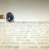 ai聊骚查证编辑苏小满对着双屏核对公开资料与页面表述，屏幕映出淡青色光，神情专注